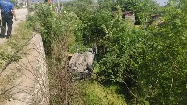 Dere yatağına devrilen otomobilin sürücüsü yaralandı Dere yatağına devrilen otomobilin sürücüsü yaralandı