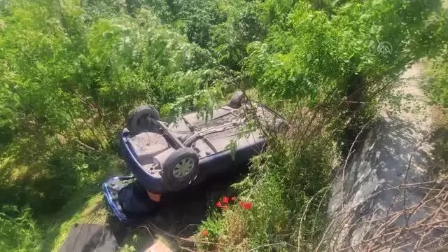 Dere yatağına devrilen otomobilin sürücüsü yaralandı Dere yatağına devrilen otomobilin sürücüsü yaralandı