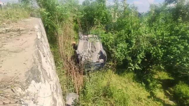 Dere yatağına devrilen otomobilin sürücüsü yaralandı Dere yatağına devrilen otomobilin sürücüsü yaralandı