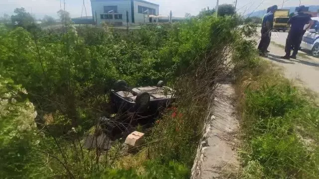 Dere yatağına devrilen otomobilin sürücüsü yaralandı Dere yatağına devrilen otomobilin sürücüsü yaralandı