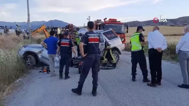 Direksiyon hakimiyetini kaybeden sürücü beton elektrik direğine çarptı: 2 ölü Direksiyon hakimiyetini kaybeden sürücü beton elektrik direğine çarptı: 2 ölü