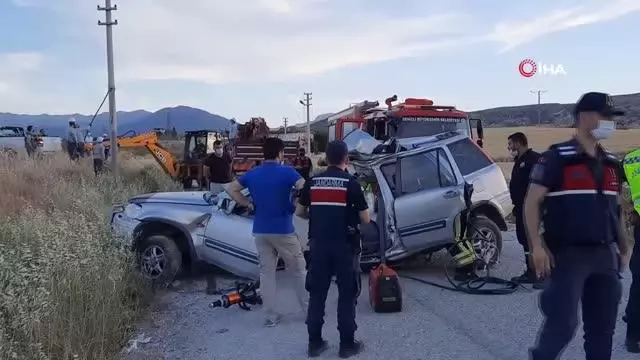 Direksiyon hakimiyetini kaybeden sürücü beton elektrik direğine çarptı: 2 ölü Direksiyon hakimiyetini kaybeden sürücü beton elektrik direğine çarptı: 2 ölü