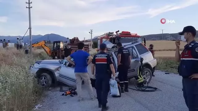 Direksiyon hakimiyetini kaybeden sürücü beton elektrik direğine çarptı: 2 ölü Direksiyon hakimiyetini kaybeden sürücü beton elektrik direğine çarptı: 2 ölü