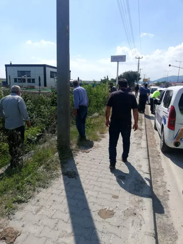 Direksiyon hakimiyetini kaybetti, şarampole uçtu Direksiyon hakimiyetini kaybetti, şarampole uçtu