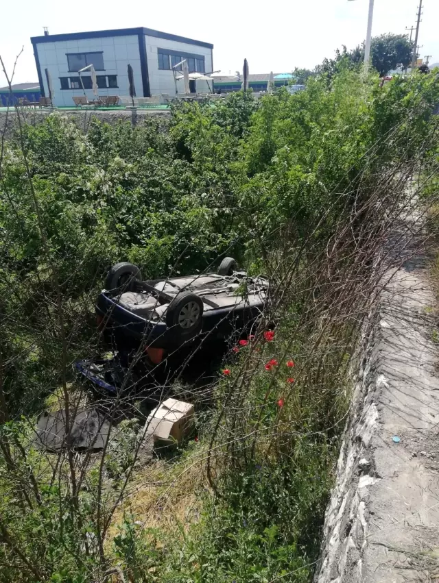 Direksiyon hakimiyetini kaybetti, şarampole uçtu Direksiyon hakimiyetini kaybetti, şarampole uçtu