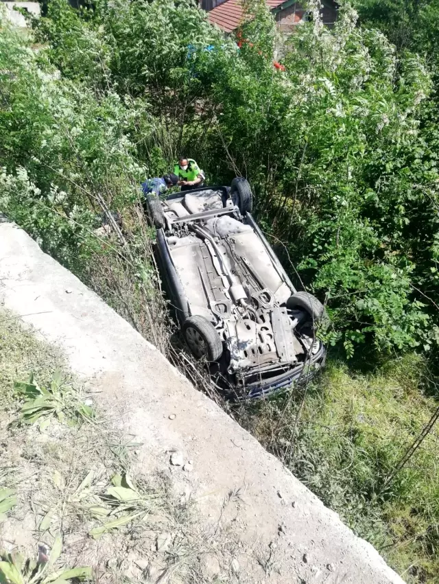 Direksiyon hakimiyetini kaybetti, şarampole uçtu Direksiyon hakimiyetini kaybetti, şarampole uçtu