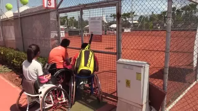 Son dakika haber... Dışişleri Bakan Yardımcısı Kaymakcı, tekerlekli sandalye tenis turnuvasında gösteri maçı oynadı