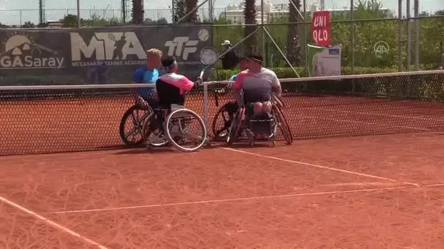 Son dakika haber... Dışişleri Bakan Yardımcısı Kaymakcı, tekerlekli sandalye tenis turnuvasında gösteri maçı oynadı