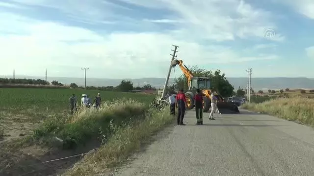 Elektrik direğine çarpan cipteki 2 kişi hayatını kaybetti Elektrik direğine çarpan cipteki 2 kişi hayatını kaybetti