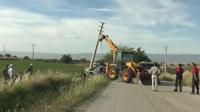 Elektrik direğine çarpan cipteki 2 kişi hayatını kaybetti Elektrik direğine çarpan cipteki 2 kişi hayatını kaybetti
