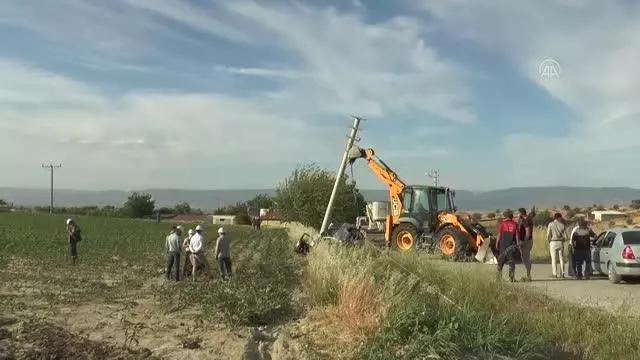 Elektrik direğine çarpan cipteki 2 kişi hayatını kaybetti Elektrik direğine çarpan cipteki 2 kişi hayatını kaybetti