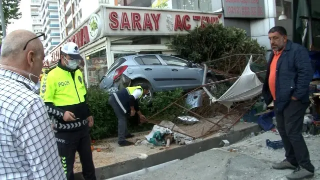 Son dakika... Esenyurtta kaza sonrası ortalık savaş alanına döndü: Otomobil önce manava sonra restorana girdi Son dakika... Esenyurtta kaza sonrası ortalık savaş alanına döndü: Otomobil önce manava sonra restorana girdi