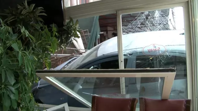 Son dakika... Esenyurtta kaza sonrası ortalık savaş alanına döndü: Otomobil önce manava sonra restorana girdi Son dakika... Esenyurtta kaza sonrası ortalık savaş alanına döndü: Otomobil önce manava sonra restorana girdi