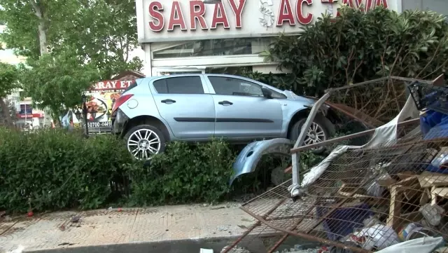 Son dakika... Esenyurtta kaza sonrası ortalık savaş alanına döndü: Otomobil önce manava sonra restorana girdi Son dakika... Esenyurtta kaza sonrası ortalık savaş alanına döndü: Otomobil önce manava sonra restorana girdi