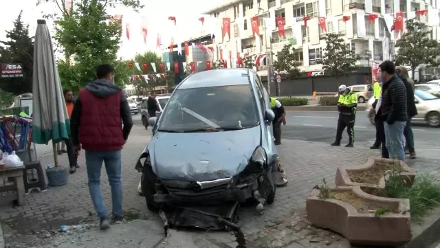 Son dakika... Esenyurtta kaza sonrası ortalık savaş alanına döndü: Otomobil önce manava sonra restorana girdi Son dakika... Esenyurtta kaza sonrası ortalık savaş alanına döndü: Otomobil önce manava sonra restorana girdi
