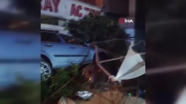 Son dakika... Esenyurtta kaza sonrası ortalık savaş alanına döndü: Otomobil önce manava sonra restorana girdi Son dakika... Esenyurtta kaza sonrası ortalık savaş alanına döndü: Otomobil önce manava sonra restorana girdi