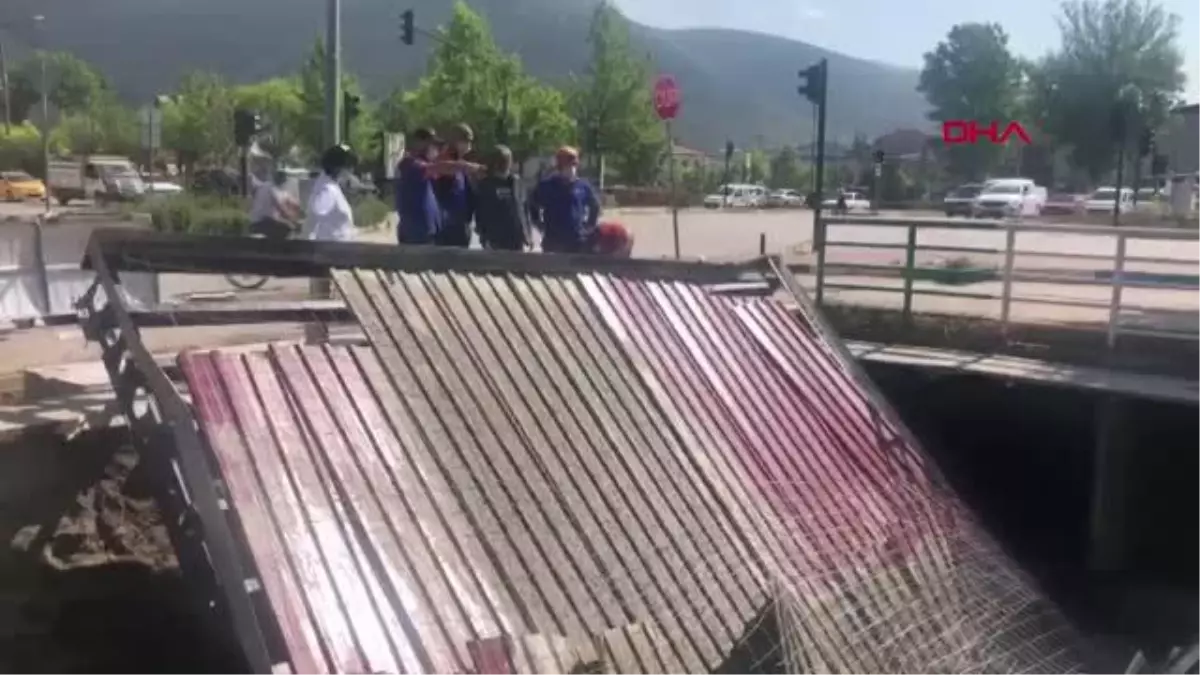 Gemlik'te anıt inşaatında çökme: 3 yaralı