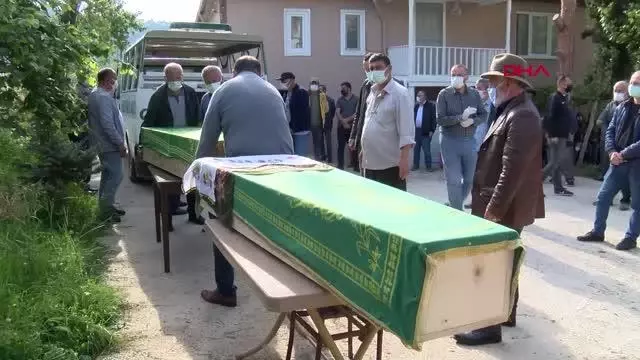 Son dakika haberleri: GİRESUN BALTAYLA ÖLDÜRDÜĞÜ ANNESİ İLE YAN YANA TOPRAĞA VERİLDİ