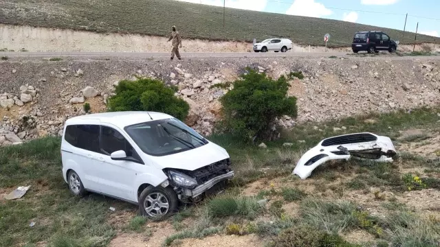 Gürün'de otomobil şarampole uçtu: 1'i bebek 6 yaralı Gürün'de otomobil şarampole uçtu: 1'i bebek 6 yaralı