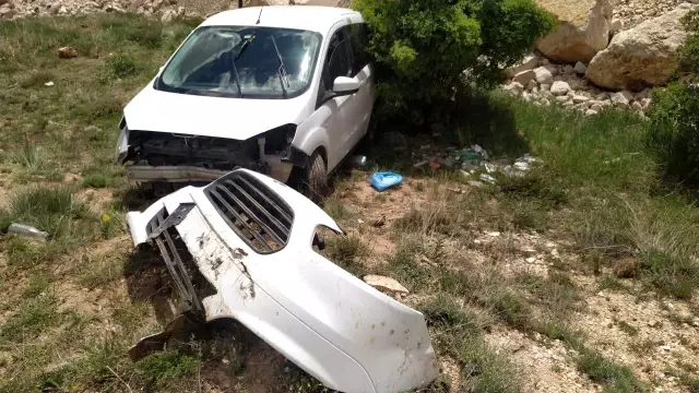 Gürün'de otomobil şarampole uçtu: 1'i bebek 6 yaralı Gürün'de otomobil şarampole uçtu: 1'i bebek 6 yaralı