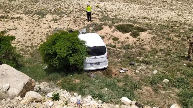 Gürün'de otomobil şarampole uçtu: 1'i bebek 6 yaralı Gürün'de otomobil şarampole uçtu: 1'i bebek 6 yaralı