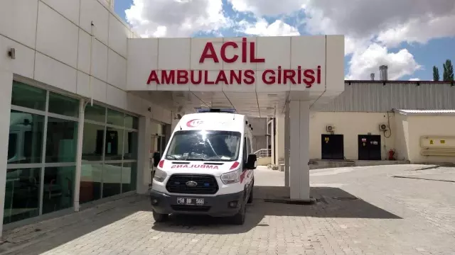 Gürün'de otomobil şarampole uçtu: 1'i bebek 6 yaralı Gürün'de otomobil şarampole uçtu: 1'i bebek 6 yaralı
