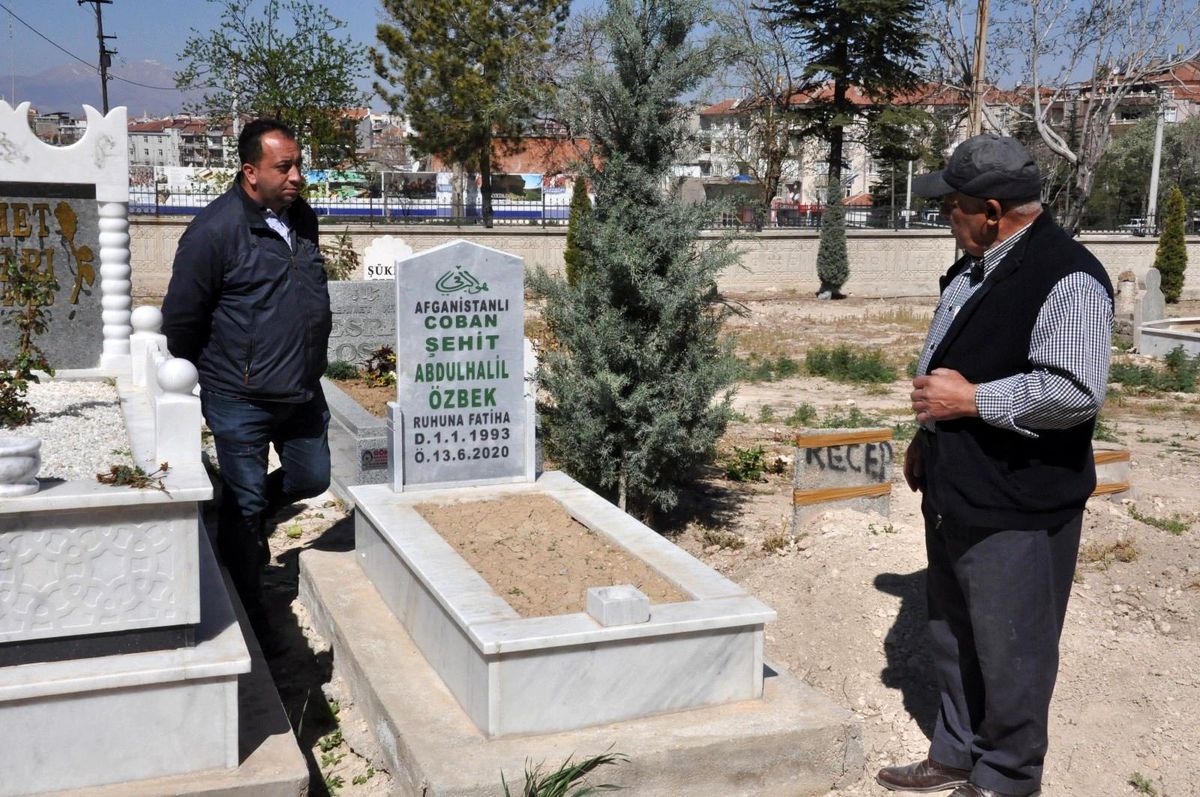 Hayırsever mermerciler kimsesizlerin mezar taşlarını yapıyor