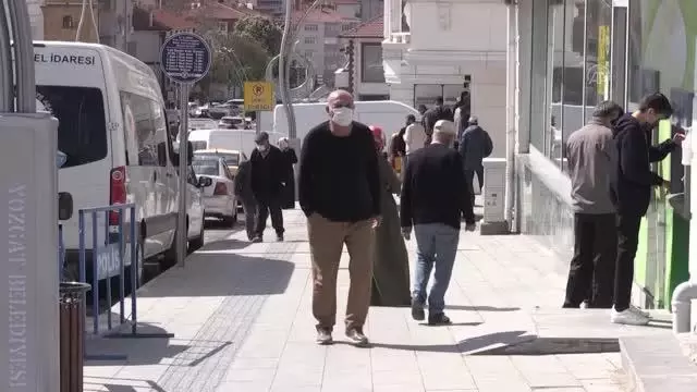 Tam kapanmanın sona ermesiyle cadde ve sokaklarda yoğunluk oluştu Tam kapanmanın sona ermesiyle cadde ve sokaklarda yoğunluk oluştu
