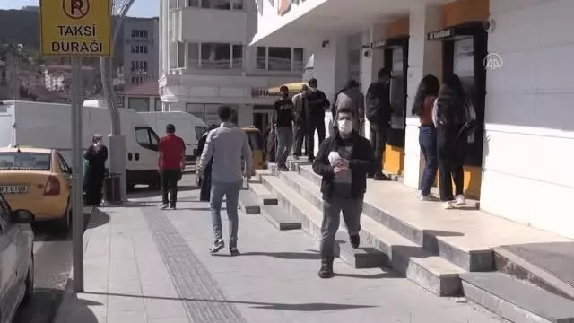 Tam kapanmanın sona ermesiyle cadde ve sokaklarda yoğunluk oluştu Tam kapanmanın sona ermesiyle cadde ve sokaklarda yoğunluk oluştu
