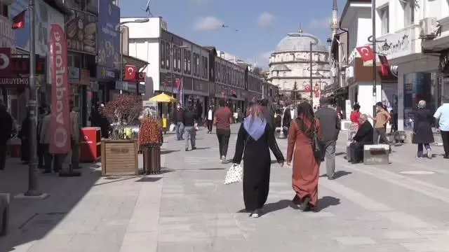 Tam kapanmanın sona ermesiyle cadde ve sokaklarda yoğunluk oluştu Tam kapanmanın sona ermesiyle cadde ve sokaklarda yoğunluk oluştu