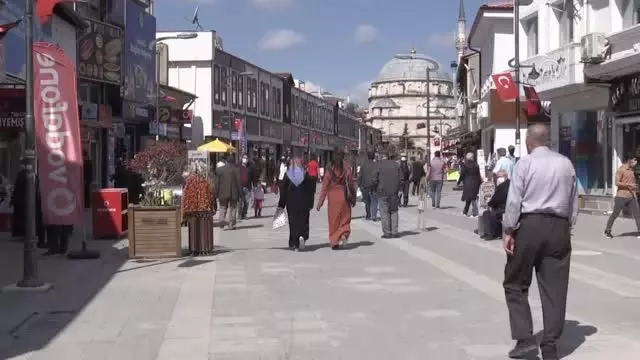 Tam kapanmanın sona ermesiyle cadde ve sokaklarda yoğunluk oluştu Tam kapanmanın sona ermesiyle cadde ve sokaklarda yoğunluk oluştu