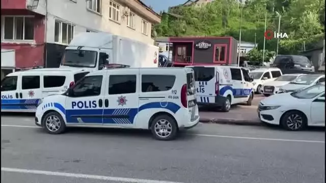 İş yerine sopalarla saldırdılar araçların camlarını kırdılar İş yerine sopalarla saldırdılar araçların camlarını kırdılar