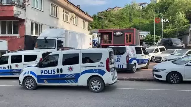 İş yerine sopalarla saldırdılar araçların camlarını kırdılar İş yerine sopalarla saldırdılar araçların camlarını kırdılar