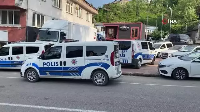 İş yerine sopalarla saldırdılar araçların camlarını kırdılar İş yerine sopalarla saldırdılar araçların camlarını kırdılar