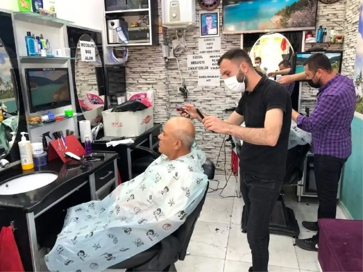 Isparta'da berber ve kuaförler müşterilerine kavuşmanın mutluluğunu yaşadı