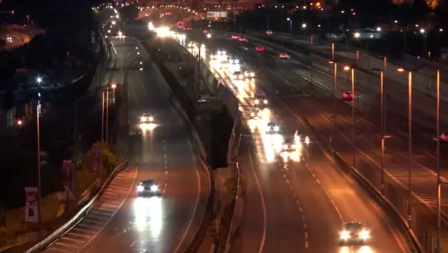 17 günlük tam kapanma sona erdi: İzmir'de hareketlilik başladı 17 günlük tam kapanma sona erdi: İzmir'de hareketlilik başladı