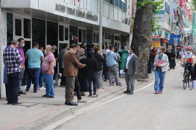 izmit te tam kapanma sonrasi sokaklarda yogun 2 14136545 o