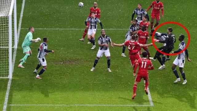 Kalecinin 90+5'te attığı gol Liverpool'a hayat verirken Beşiktaşlıları yıktı Kalecinin 90+5'te attığı gol Liverpool'a hayat verirken Beşiktaşlıları yıktı