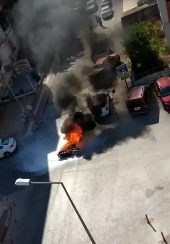 Kaza yapan motosiklet alev alev yandı Kaza yapan motosiklet alev alev yandı