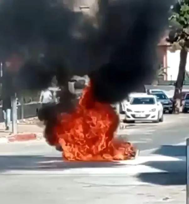 Kaza yapan motosiklet alev alev yandı Kaza yapan motosiklet alev alev yandı