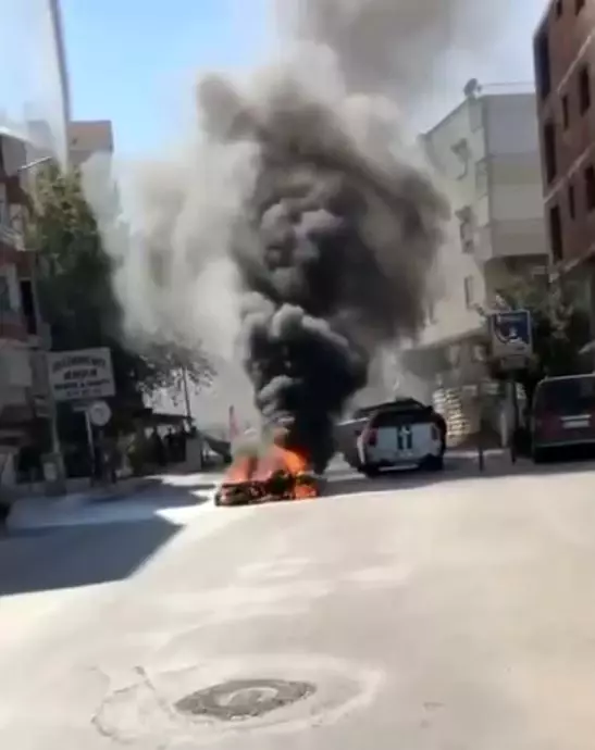 Kaza yapan motosiklet alev alev yandı Kaza yapan motosiklet alev alev yandı