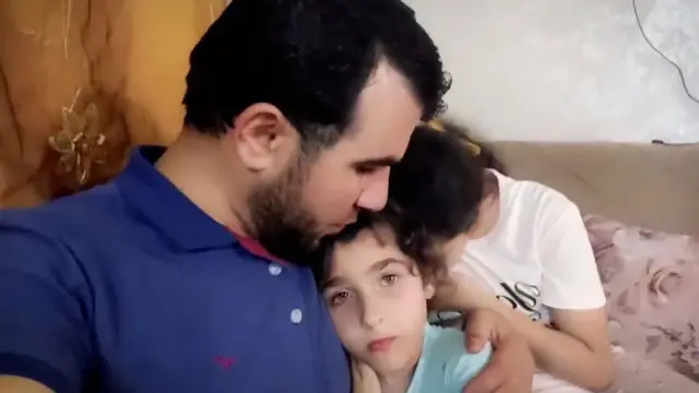 Bombalardan korkan kızlarını teselli ettiği video ile tanınan Gazzeli baba, hayatını kaybetti Bombalardan korkan kızlarını teselli ettiği video ile tanınan Gazzeli baba, hayatını kaybetti
