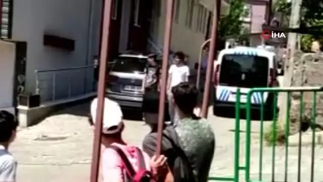 Damadıyla birlikte evini basan dünürünü göğsünden bıçakladı Damadıyla birlikte evini basan dünürünü göğsünden bıçakladı