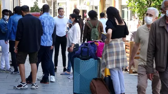 Kontrollü normalleşmenin ilk gününde Taksim'de dikkat çeken yoğunluk Kontrollü normalleşmenin ilk gününde Taksim'de dikkat çeken yoğunluk