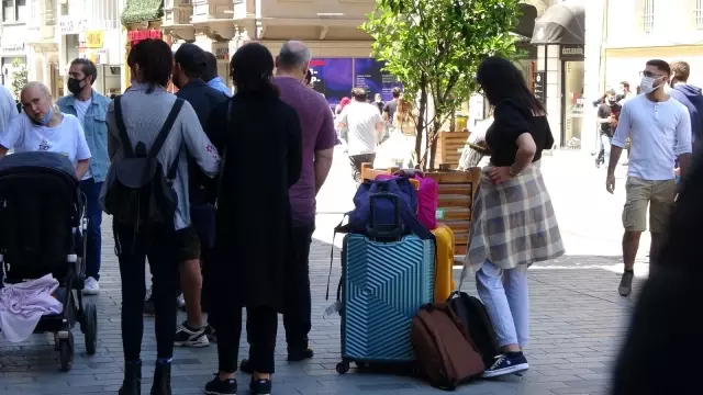 Kontrollü normalleşmenin ilk gününde Taksim'de dikkat çeken yoğunluk Kontrollü normalleşmenin ilk gününde Taksim'de dikkat çeken yoğunluk