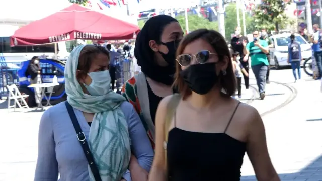 Kontrollü normalleşmenin ilk gününde Taksim'de dikkat çeken yoğunluk Kontrollü normalleşmenin ilk gününde Taksim'de dikkat çeken yoğunluk