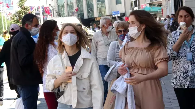 Kontrollü normalleşmenin ilk gününde Taksim'de dikkat çeken yoğunluk Kontrollü normalleşmenin ilk gününde Taksim'de dikkat çeken yoğunluk