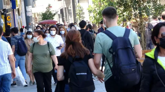 Kontrollü normalleşmenin ilk gününde Taksim'de dikkat çeken yoğunluk Kontrollü normalleşmenin ilk gününde Taksim'de dikkat çeken yoğunluk