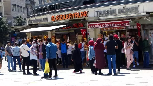 Kontrollü normalleşmenin ilk gününde Taksim'de dikkat çeken yoğunluk Kontrollü normalleşmenin ilk gününde Taksim'de dikkat çeken yoğunluk