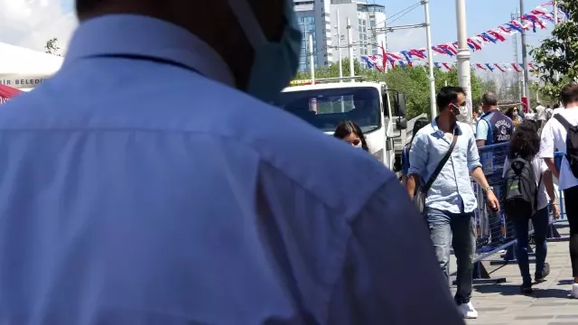 Kontrollü normalleşmenin ilk gününde Taksim'de dikkat çeken yoğunluk Kontrollü normalleşmenin ilk gününde Taksim'de dikkat çeken yoğunluk